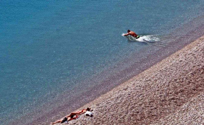 Antalya’da Kar Manzarası Eşliğinde Deniz Ve Güneş Keyfi