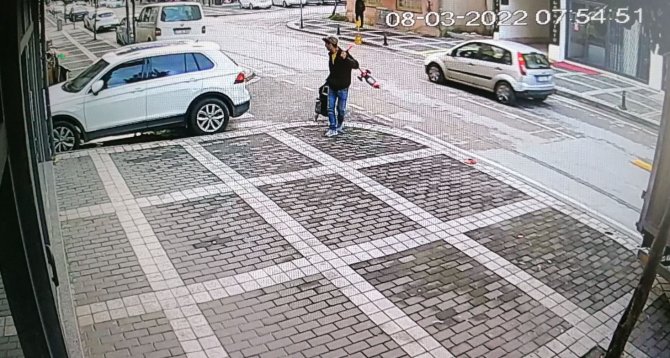 Taksi Durağında Araç İçinde Uyuyan Şoförü Gördü, Telefonu Çaldı