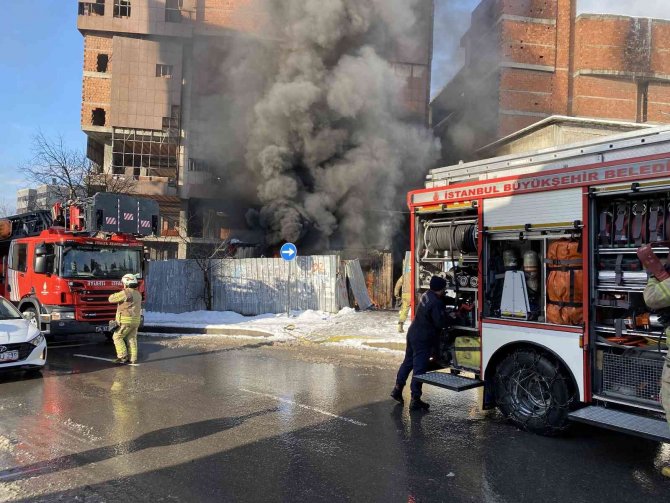 Ataşehir’de İşçilerin Kaldığı Konteyner Baraka Alev Alev Yandı