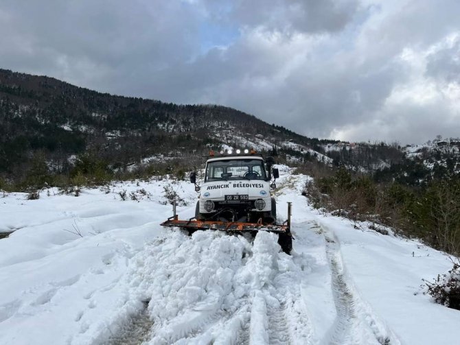 Ayancık’ta Karda Mahsur Kalan Vatandaşlara Destek