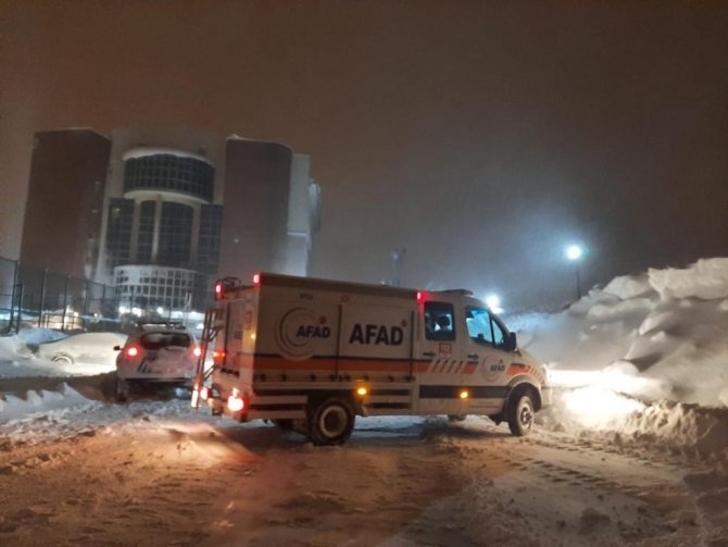 Çığ Altında Kalan 7 Araç, Afad Tarafından Çıkarıldı