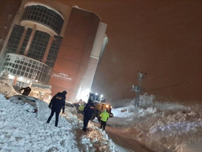 Çığ Altında Kalan 7 Araç, Afad Tarafından Çıkarıldı
