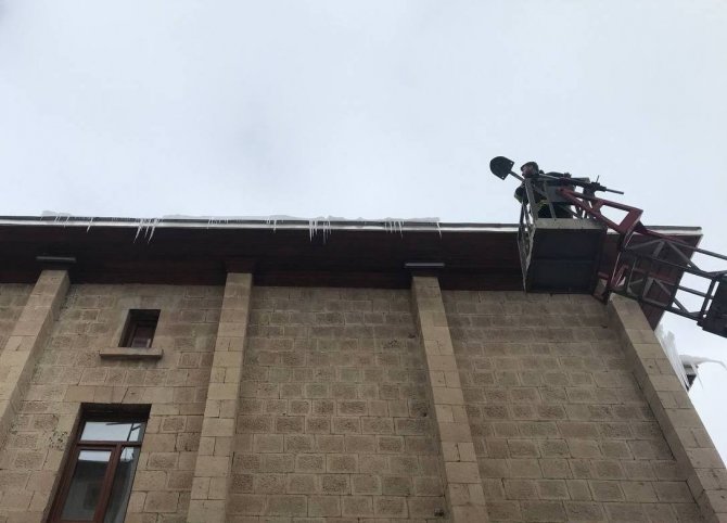 Çatılarda Tehlike Saçan Buz Kütleleri Temizlendi