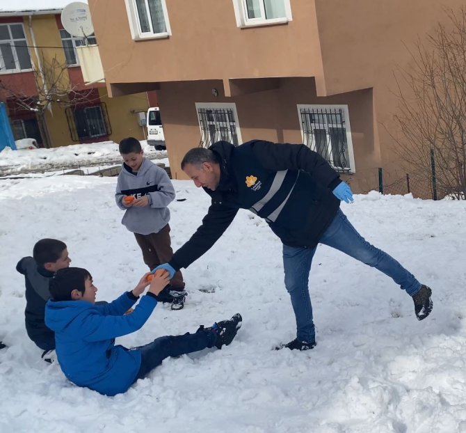 Sultanbeyli Belediyesi Çocukların Kar Sevincine Ortak Oldu