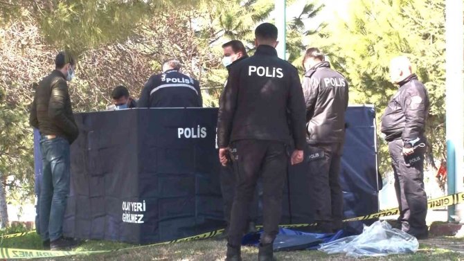 Yürüyüşten Sonra Dinlenmek İçin Oturduğu Bankta Can Verdi