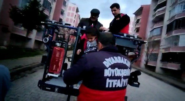 Evde Kilitli Kalan İki Kardeş İçin İtfaiye Seferber Oldu