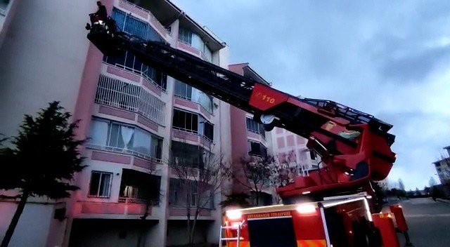 Evde Kilitli Kalan İki Kardeş İçin İtfaiye Seferber Oldu