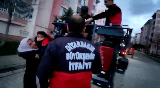 Evde Kilitli Kalan İki Kardeş İçin İtfaiye Seferber Oldu