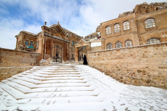 Beyaz Gelinliğini Giyen Mardin’de Kartpostallık Manzaralar Oluştu