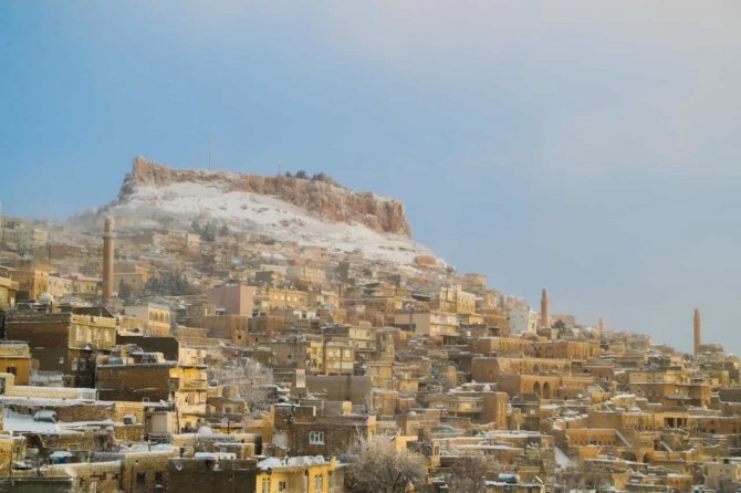 Beyaz Gelinliğini Giyen Mardin’de Kartpostallık Manzaralar Oluştu