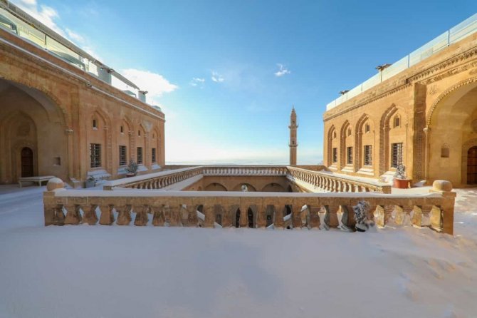 Beyaz Gelinliğini Giyen Mardin’de Kartpostallık Manzaralar Oluştu