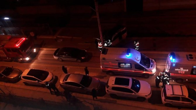 Otomobil Elektrik Direğine Çarptı: 2 Yaralı