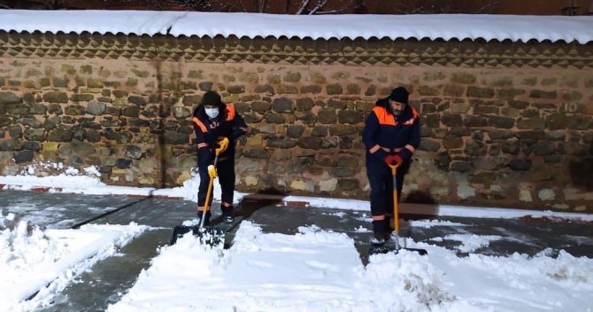 Gebze’de Ekipler Kar Mesaisinde
