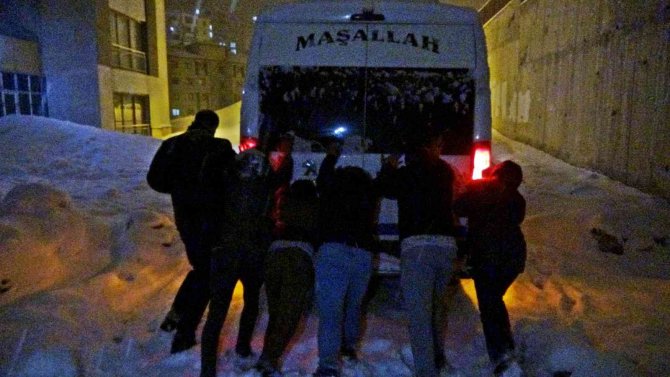 Mahsur Kalan Minibüsü Vatandaşlar Kurtardı