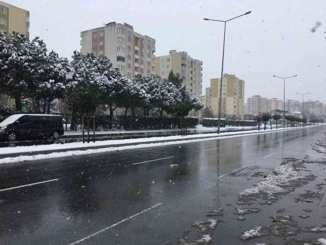 Başakşehir Güne Beyaz Örtüyle Uyandı