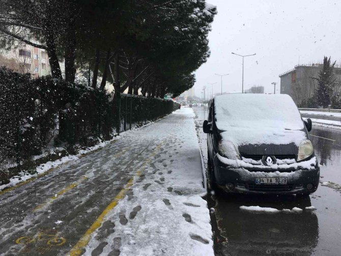 Başakşehir Güne Beyaz Örtüyle Uyandı