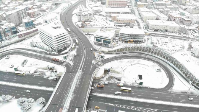 İ̇stanbul’da Vatandaşlar Kar Tedbirlerine Uydu, Yollar Boş Kaldı