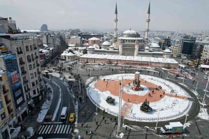 Beyaza Bürünen Taksim Meydanı Havadan Görüntülendi