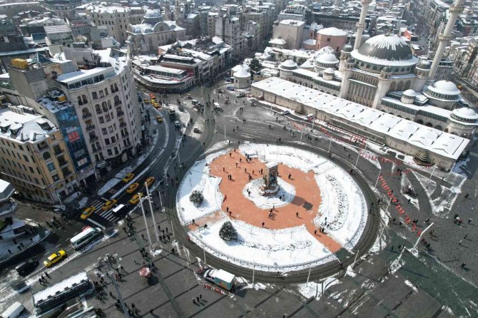 Beyaza Bürünen Taksim Meydanı Havadan Görüntülendi