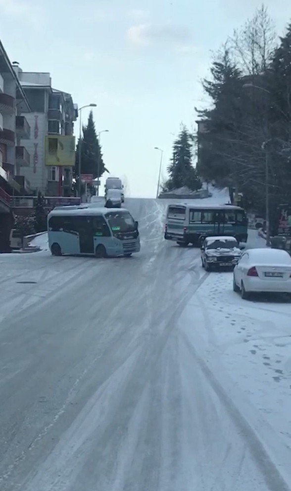 Sürücülerin Ve Vatandaşların Buzlu Yollarla İmtihanı Kameralara Yansıdı