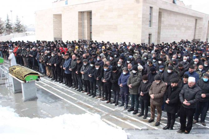 Hayatını Kaybeden Genç Hemşire Karnındaki Bebeğiyle Defnedildi