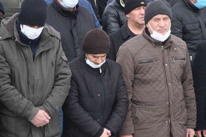 Hayatını Kaybeden Genç Hemşire Karnındaki Bebeğiyle Defnedildi