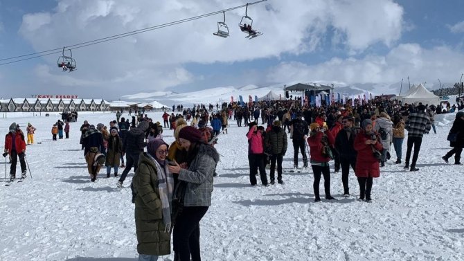 Sarıkamış Kristal Kar Festivali’nde Renkli Görüntüler