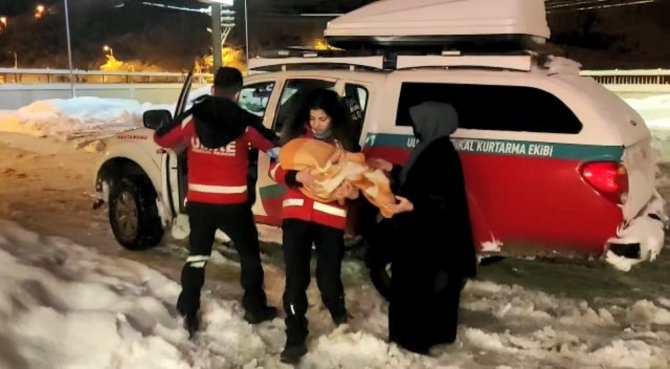 Yolları Kapanan Köylerdeki Hasta Bebekler İçin Ekipler Seferber Oldu