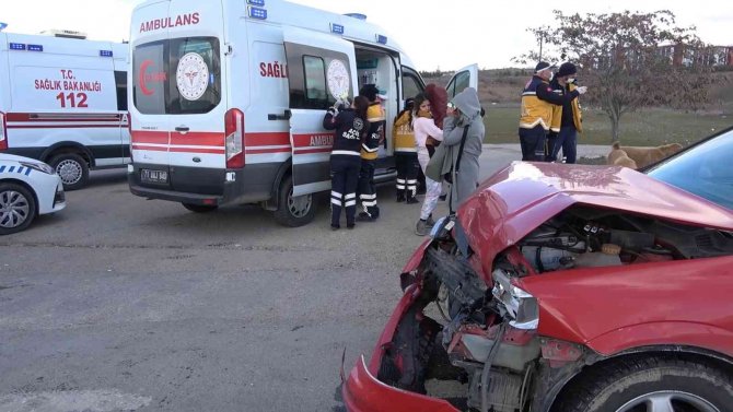 Kırıkkale’de Hafif Ticari Araç İle Otomobil Çarpıştı