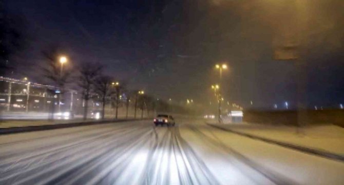 Kara Teslim Olan İ̇stanbul’da Kimi Yolda Kaldı, Kimi Drift Yaptı