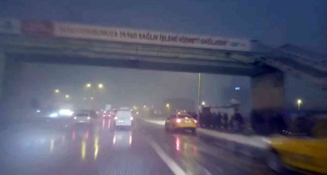 Kara Teslim Olan İ̇stanbul’da Kimi Yolda Kaldı, Kimi Drift Yaptı