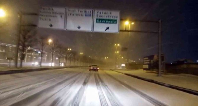 Kara Teslim Olan İ̇stanbul’da Kimi Yolda Kaldı, Kimi Drift Yaptı