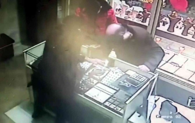 Kuyumcuda Dehşet: Sarrafı Boynundan Bıçakladı, Bileziği Çalıp Kaçtı