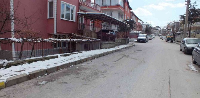Otomobilden Matkap Ve Kablo Çalan Hırsız Kamerada