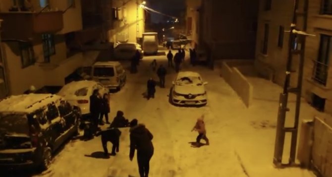 Pendik’te Tepsilerle Kayan Çocuklar, Karın Tadını Çıkardı