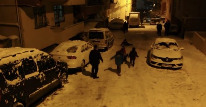Pendik’te Tepsilerle Kayan Çocuklar, Karın Tadını Çıkardı