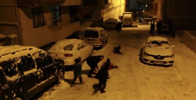 Pendik’te Tepsilerle Kayan Çocuklar, Karın Tadını Çıkardı