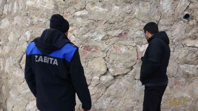 12 Katlı Binanın İstinat Duvarında Oluşan Çatlaklar Endişelendirdi