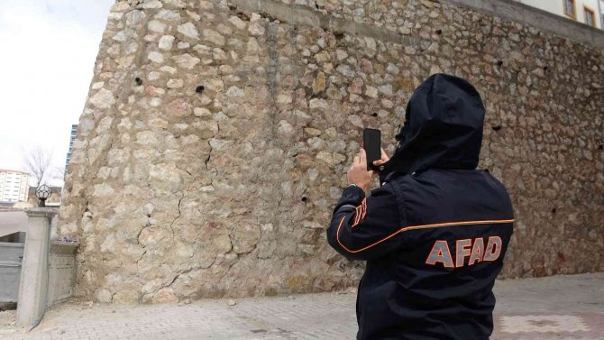 12 Katlı Binanın İstinat Duvarında Oluşan Çatlaklar Endişelendirdi