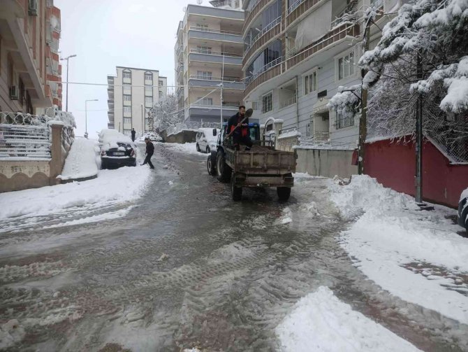 Siirt’te Karla Mücadele Çalışmaları Devam Ediyor