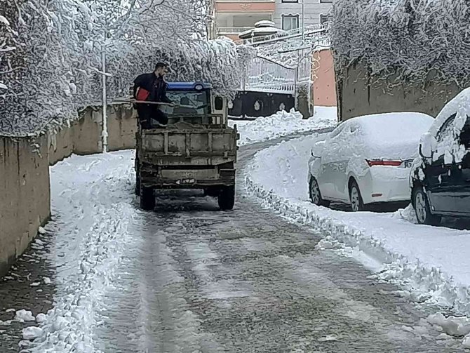 Siirt’te Karla Mücadele Çalışmaları Devam Ediyor