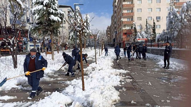 Siirt’te Karla Mücadele Çalışmaları Devam Ediyor