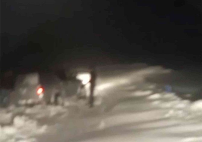 Tipide Mahsur Kalan Araçlar Traktör Yardımıyla Kurtarıldı