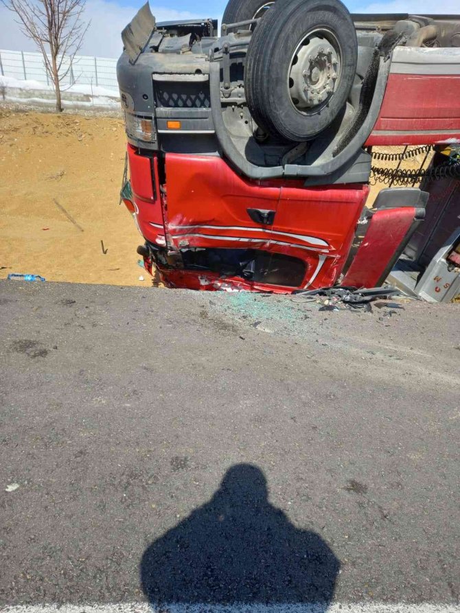 Kırşehir’de Buğday Yüklü Tır Devrildi