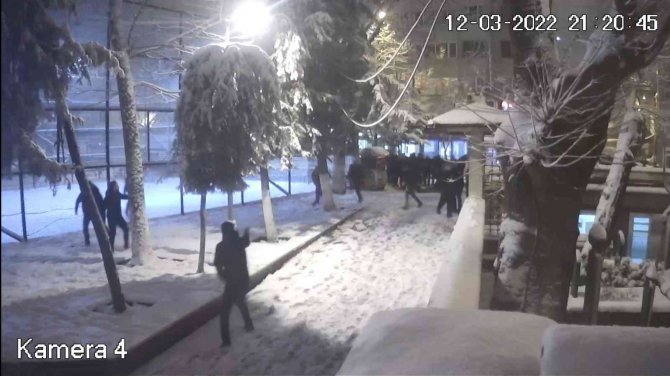 İ̇stanbul’da Kartopu Savaşında Dehşet Anları: Silahla 6 Kişiyi Yaraladı
