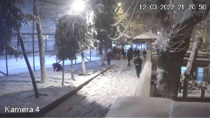 İ̇stanbul’da Kartopu Savaşında Dehşet Anları: Silahla 6 Kişiyi Yaraladı