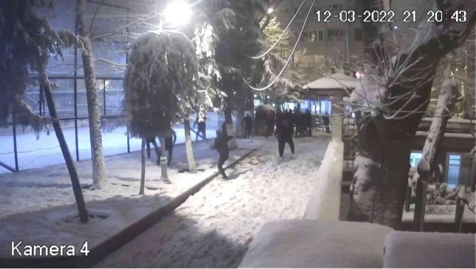 İ̇stanbul’da Kartopu Savaşında Dehşet Anları: Silahla 6 Kişiyi Yaraladı