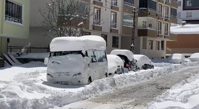 Bitlis’te Bu Mevsim Yağan Kar Miktarı 8 Metreyi Geçti