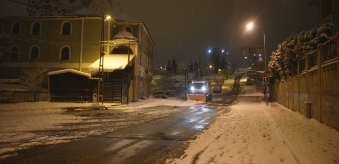 Tuzla’da Karla Mücadele Çalışmaları Gece Boyunca Sürdü