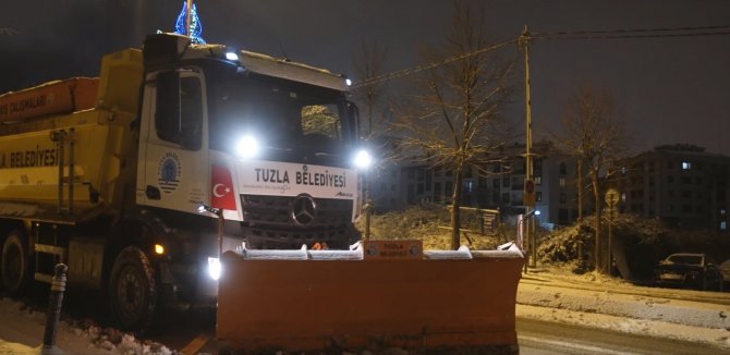 Tuzla’da Karla Mücadele Çalışmaları Gece Boyunca Sürdü